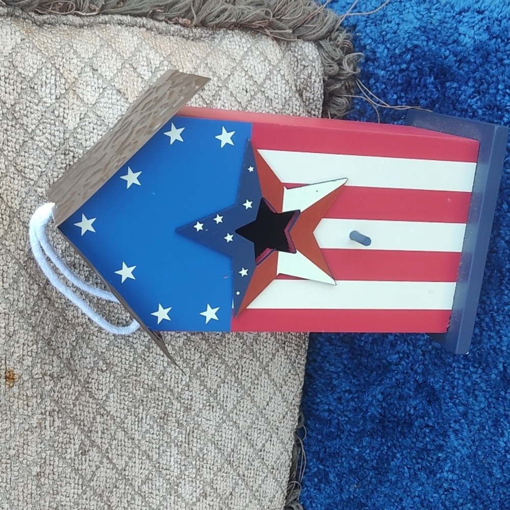 Patriotic Star Birdhouse - Picture 2 of 10
